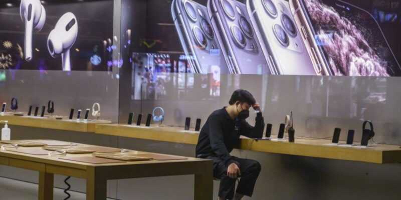 Apple заплатит $30,5 млн работникам магазинов за досмотр сумок (iphone china covid19 koronaios texnologia gettyimages)