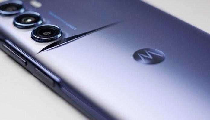 Задняя панель Moto G72 4G с тремя камерами и логотипом