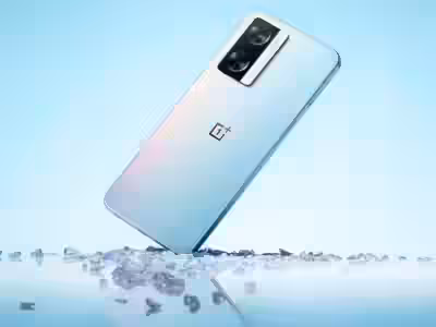 Смартфон OnePlus Nord N20 SE в голубом цвете с тыльной стороны