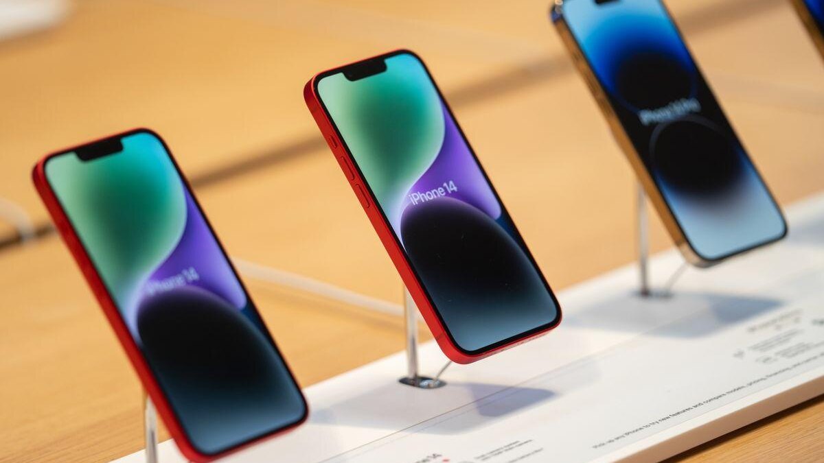 Показы iPhone 14 от Apple на витрине магазина в Индии