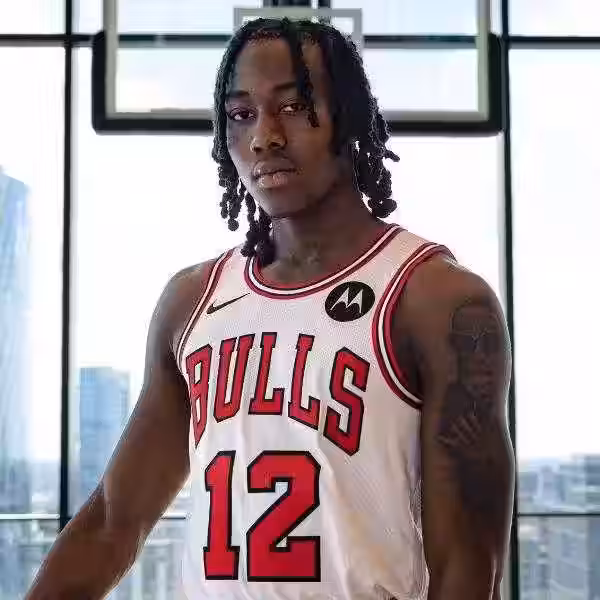 Баскетболист в хоккейной майке Chicago Bulls от Motorola на фоне городских зданий