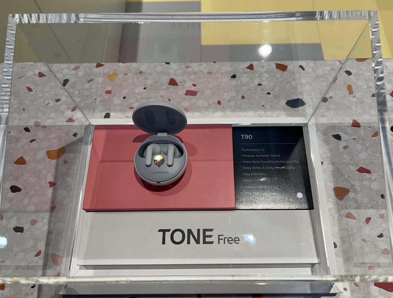 IFA 2022: LG представила новые аудиоколонки XO3Q и наушники TONE Free (TONE Free T90 rotated e1662366216850 1)