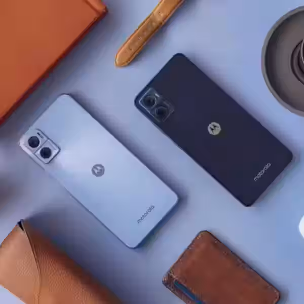 Смартфоны Motorola Moto E22 и E22i на столе с аксессуарами и кофе