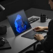 Обои на смартфоне OnePlus 15T изображение человека в профиль на красном фоне