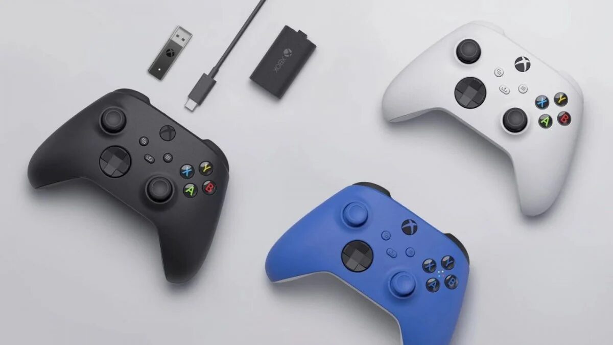 Три беспроводных контроллера Xbox Series X/S разных цветов в кадре сверху