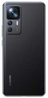 Мужчина с длинными темными волосами держит смартфон realme GT 8 Pro