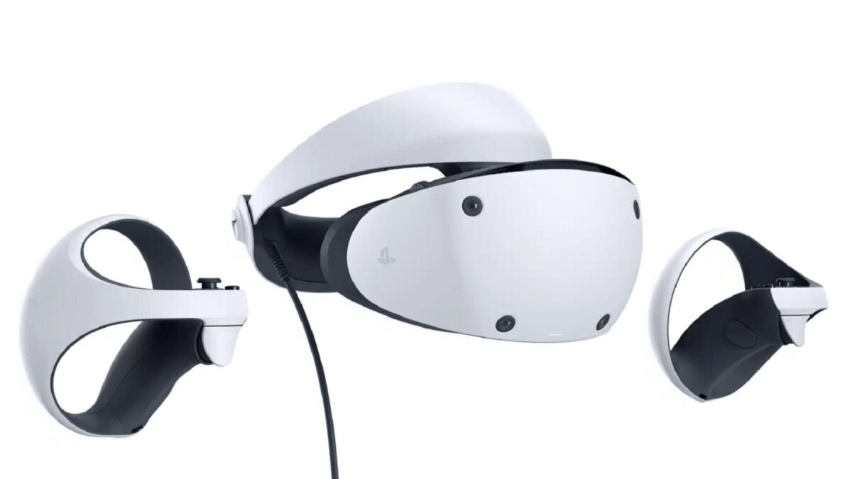 Шлем PlayStation VR2 с двумя контроллерами вблизи