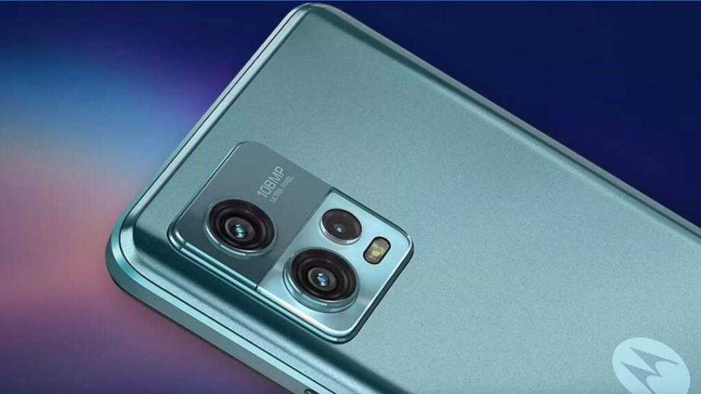 Задняя камера Motorola Moto G72 с тремя объективами