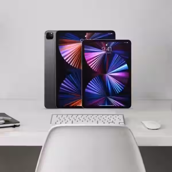 Новый iPad Pro и MacBook на белом рабочем столе в стиле Apple на превью