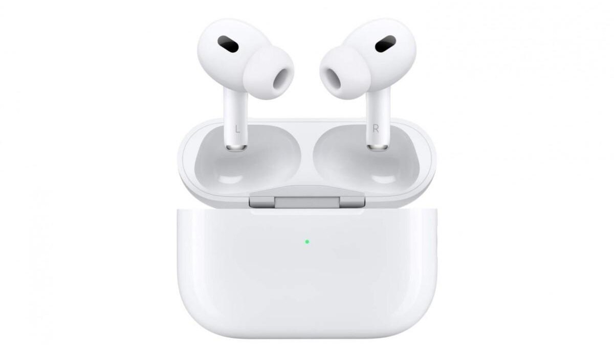 Рекламный баннер с изображением смартфона realme GT3 с крупными камерами и подсветкой