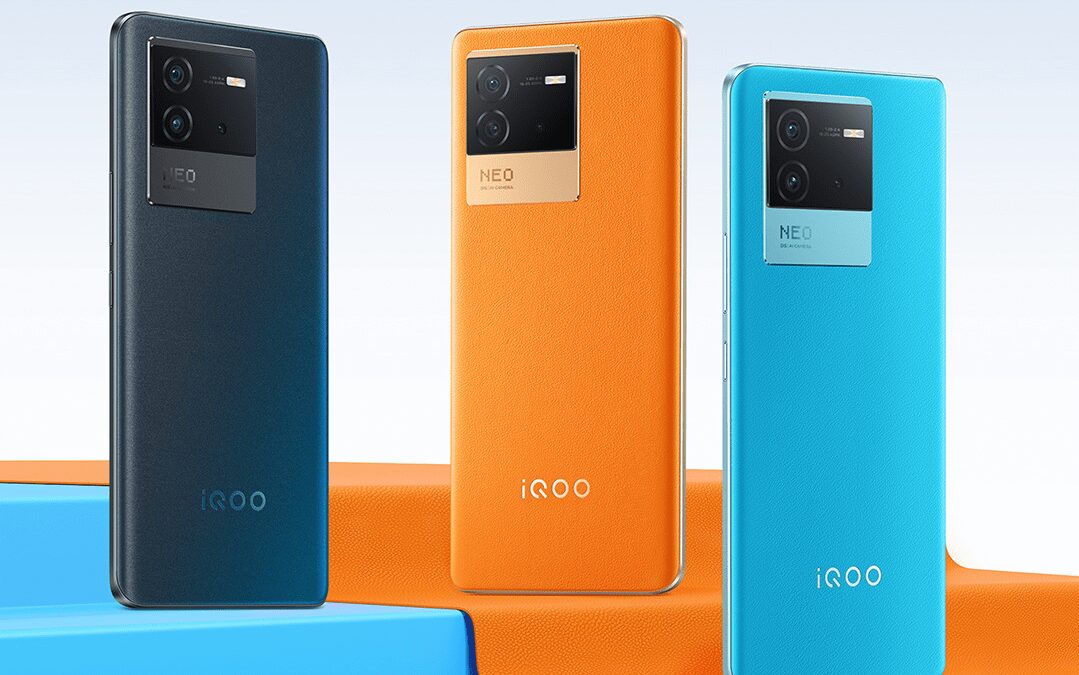 Три смартфона iQOO Neo7 в разных цветах сзади, видны крупные модули камер