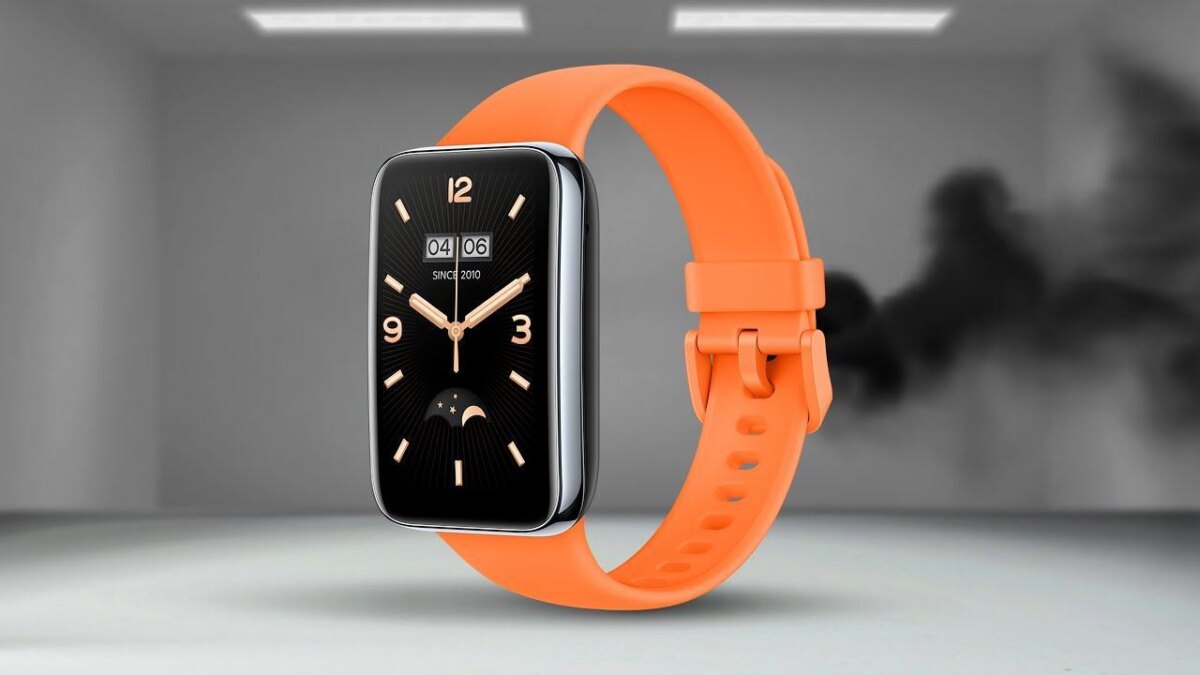 Умные часы Xiaomi Band 7 Pro с черным дисплеем и оранжевым ремешком