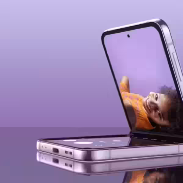 Открытый складной смартфон Samsung Galaxy Z Fold с дисплеем