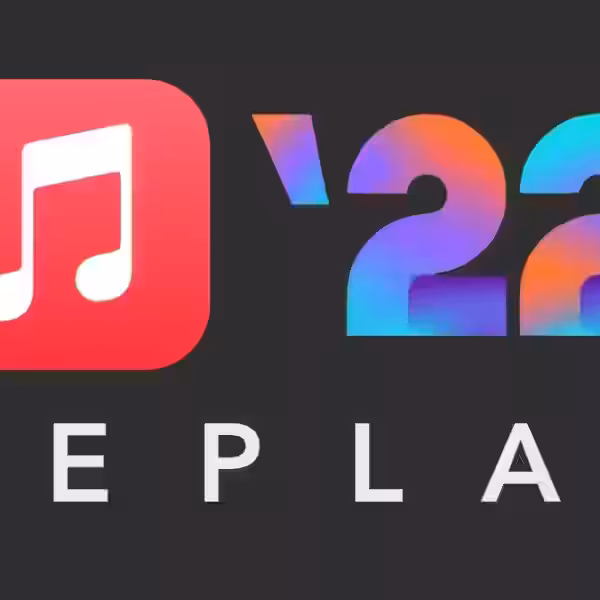 Экран Apple Music Replay 2022 с плейлистом лучших треков за год на iPhone
