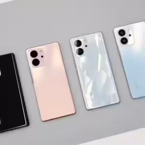 Четыре смартфона Honor 80 SE на светлом фоне