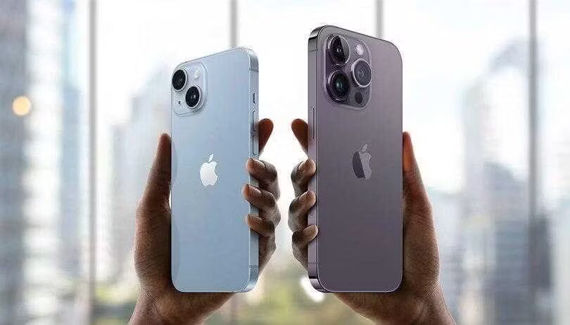Два iPhone 14 Pro и iPhone 14 Pro Max в руках пользователя на фоне окна
