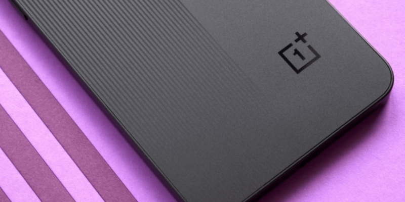 Фото экрана OnePlus 11R подтвердили общий дизайн