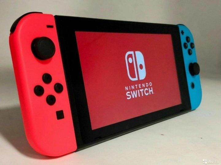 Игровая консоль Nintendo Switch с красными и синими контроллерами на боку