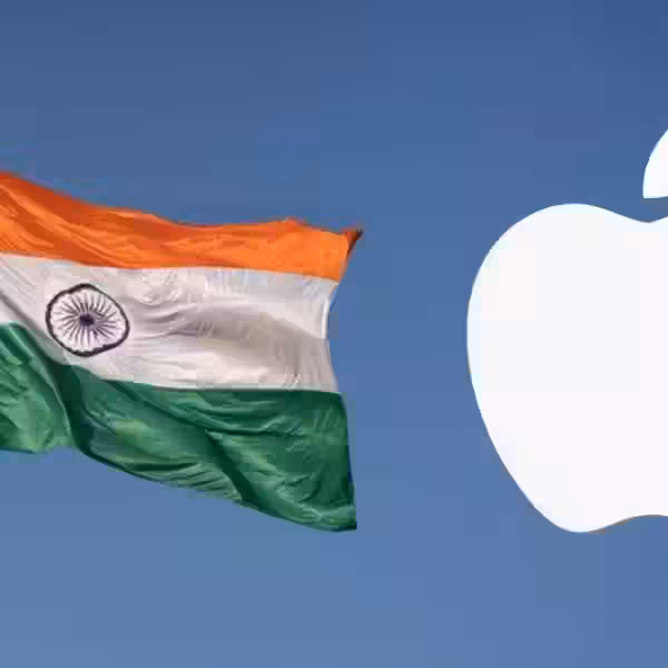 Индийский флаг и логотип Apple на голубом фоне, намек на производство iPad в Индии