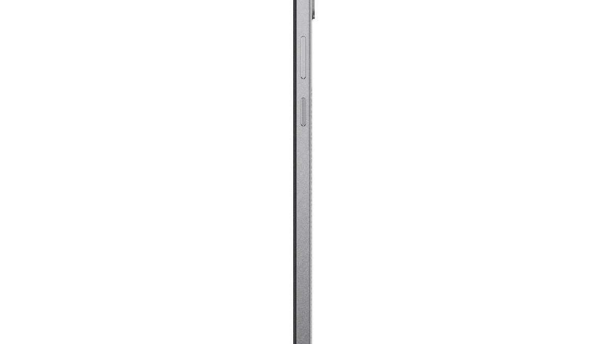 Семья фотографируется на пляже с Huawei Mate X3