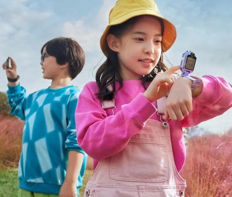 Учёный работает с MacBook Pro с процессорами M4 в лаборатории