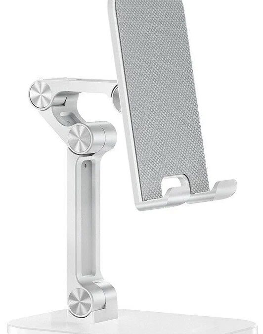 Беспроводной динамик на деревянной поверхности с книгами и ваза