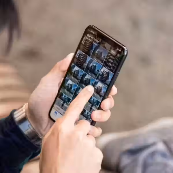 Экран iPhone с галереей фото и активной автоматической сменой обоев в настройках Apple