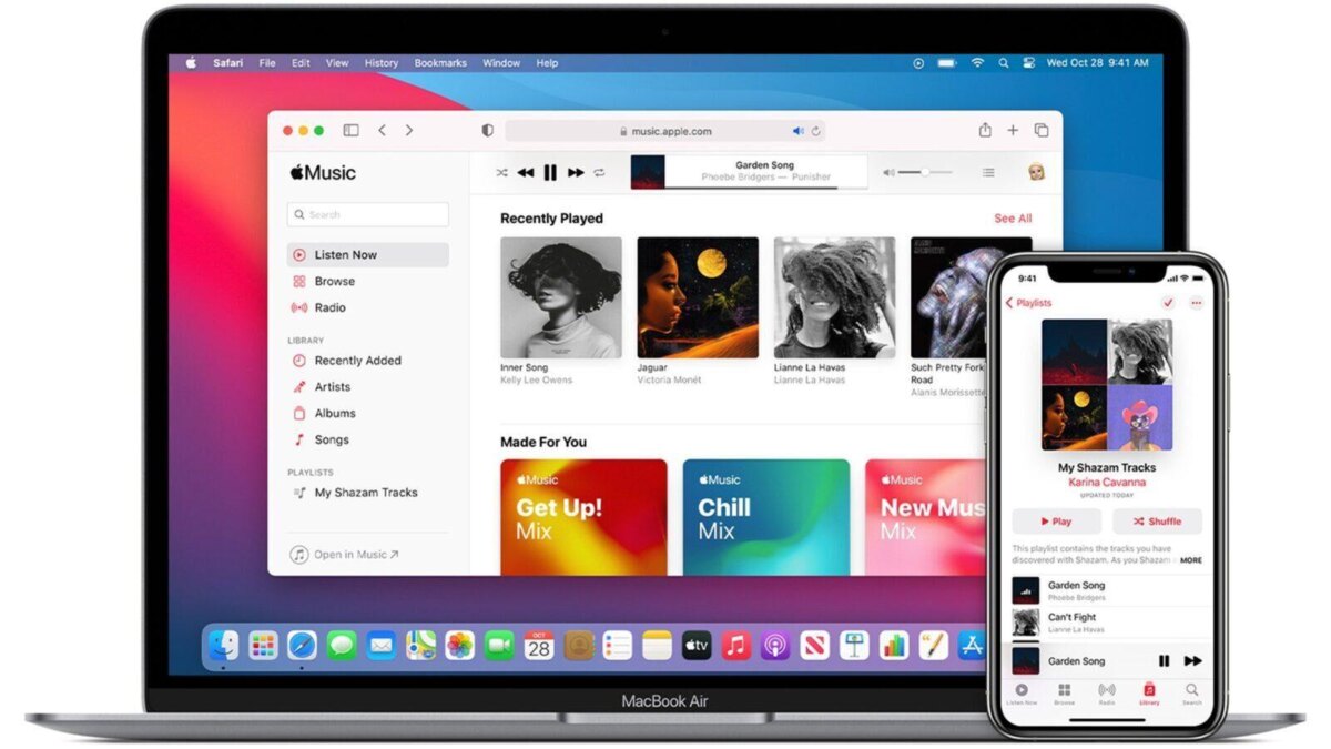 Ноутбук MacBook Air и iPhone с приложением Apple Music: интерфейс плейлиста на экране