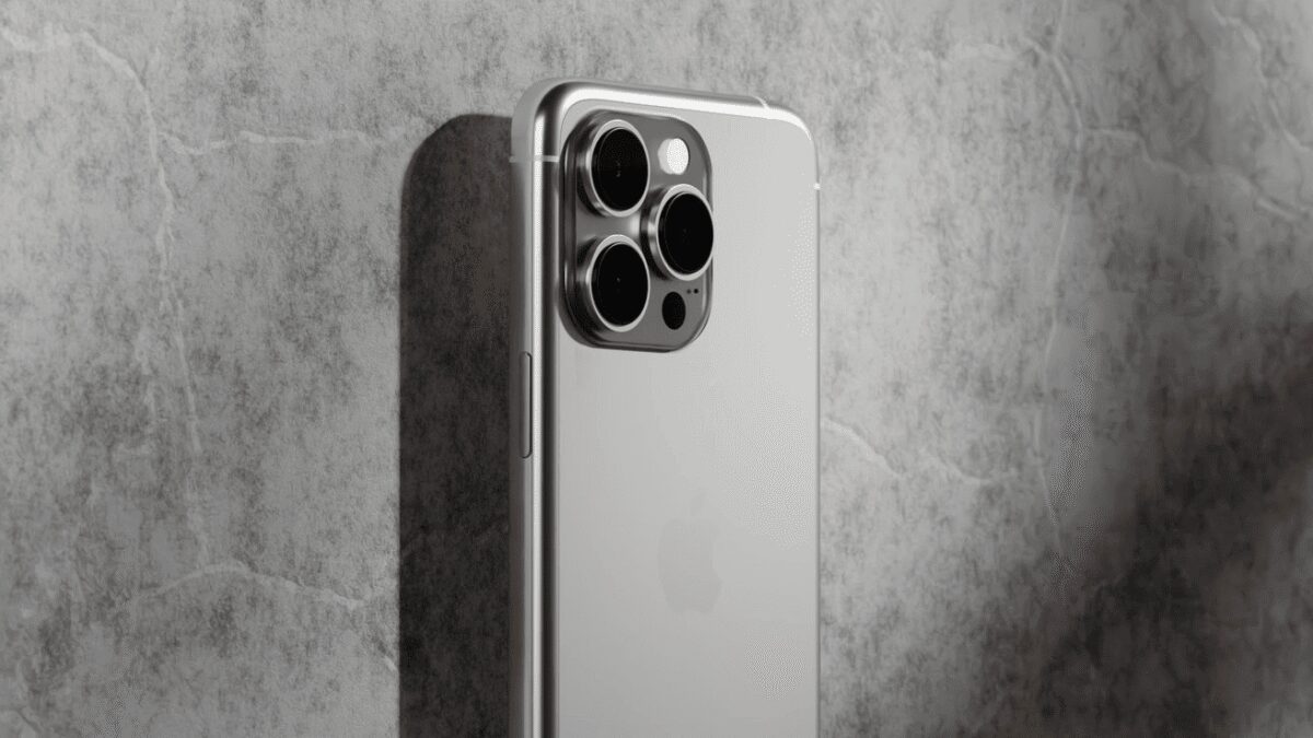 Задняя панель iPhone 15 Pro с тремя камерами и вспышкой