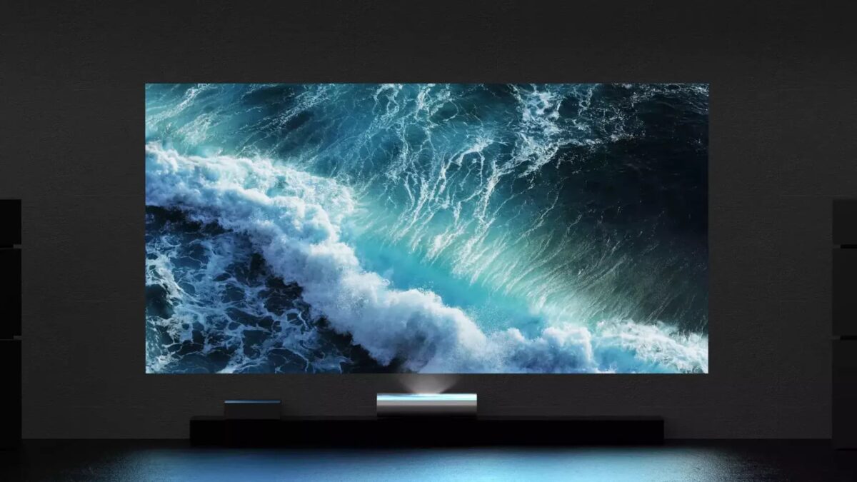 Экран OLED телевизора Samsung S95C показывает изображение волн в океане