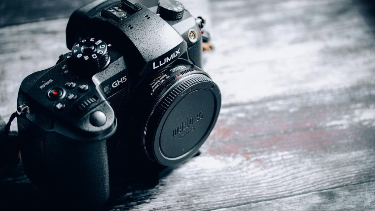Камера Panasonic LUMIX S5II на деревянной поверхности, вид со стороны объектива