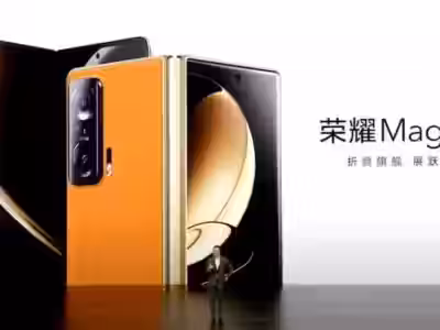 Промо-изображение смартфона Honor Magic V на выставке MWC 2023 с тремя экранами и камерой сзади