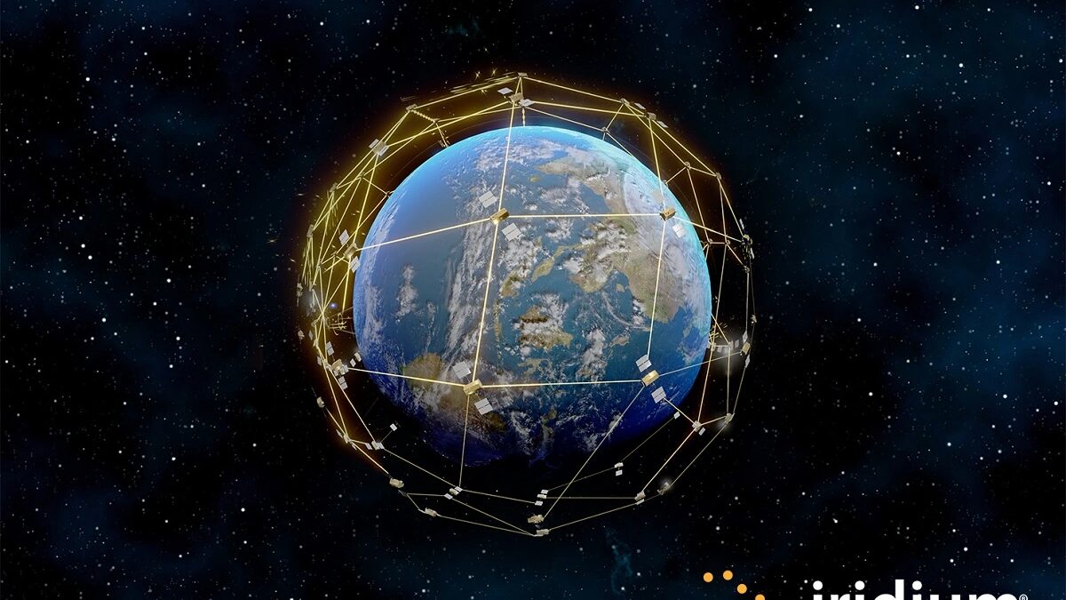 Земля с антенной решёткой для Qualcomm Snapdragon Satellite на фоне космоса CES 2023