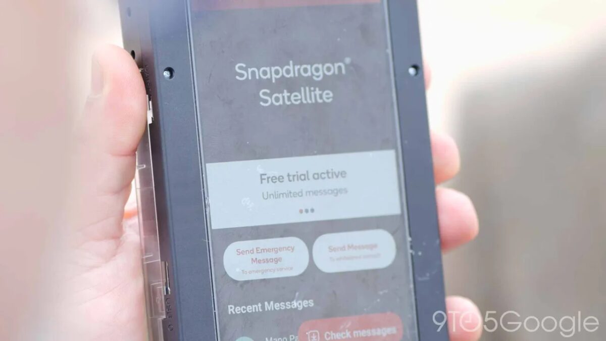 Рука держит смартфон с интерфейсом Snapdragon Satellite