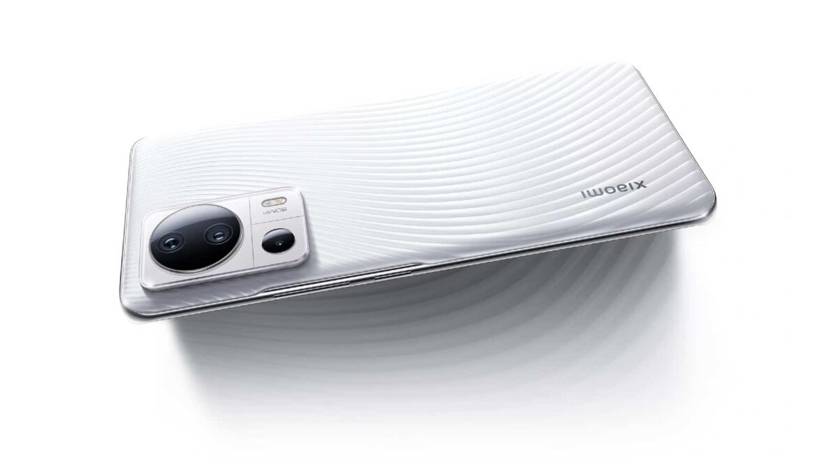 Задняя панель смартфона Xiaomi 13 Lite: тройная камера и стилус