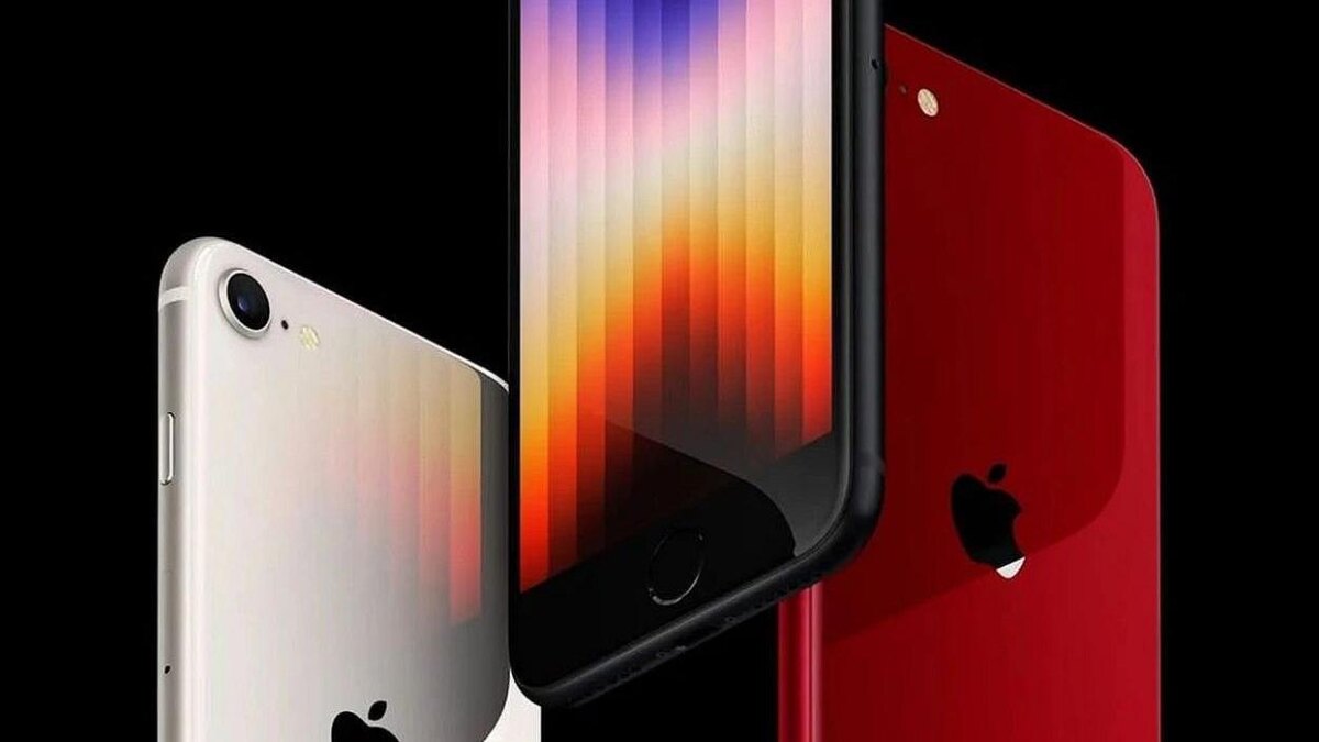 Три смартфона Apple iPhone с задней панелью и фронтальными экранами в разных ракурсах
