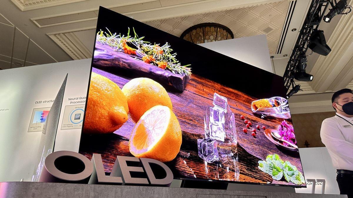 OLED телевизор Samsung S95C с куском льда и цитрусами
