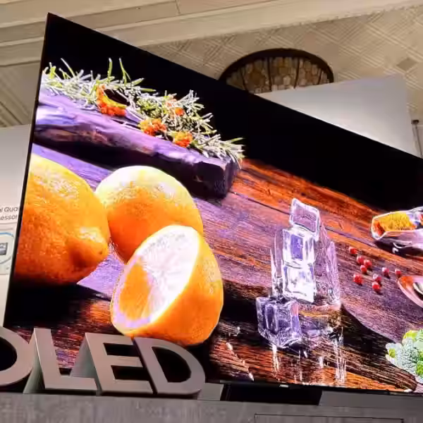 OLED телевизор Samsung S95C с куском льда и цитрусами