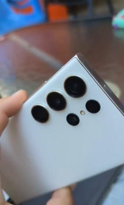 Камера Samsung Galaxy S23 Ultra с четырьмя объективами и вспышкой на задней панели