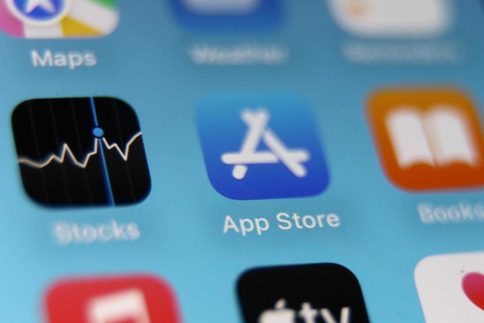 В США могут обязать Apple дать разрешение на загрузку приложений для iOS со  сторонних магазинов