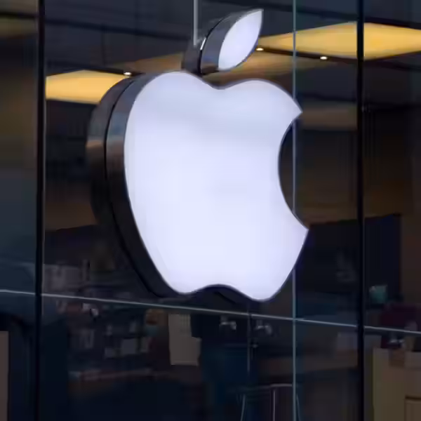 Крупный логотип Apple на витрине магазина в торговом центре, стеклянная фасадная вывеска