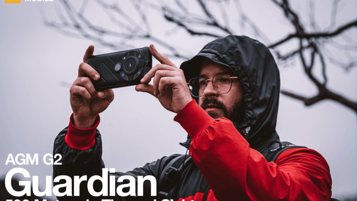 Человек с защитой головы и очками снимает на смартфон AGM G2 Guardian