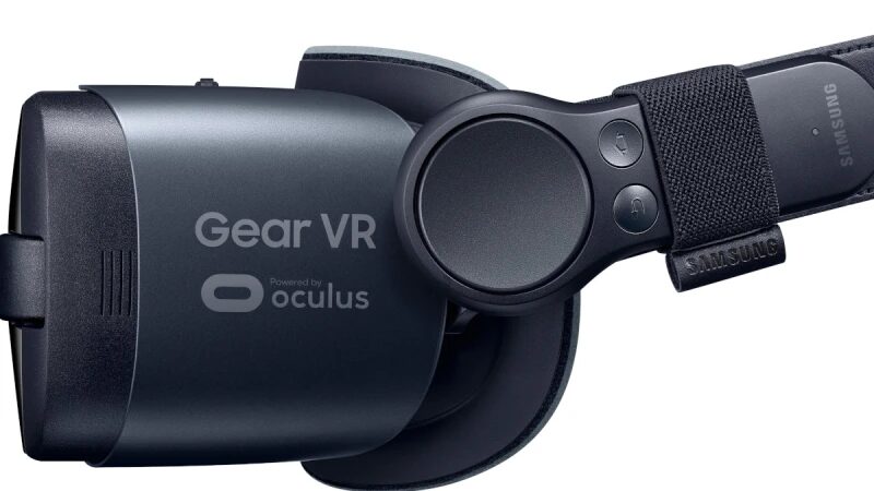 Вид спереди виртуальной гарнитуры Samsung Gear VR с управление в руке