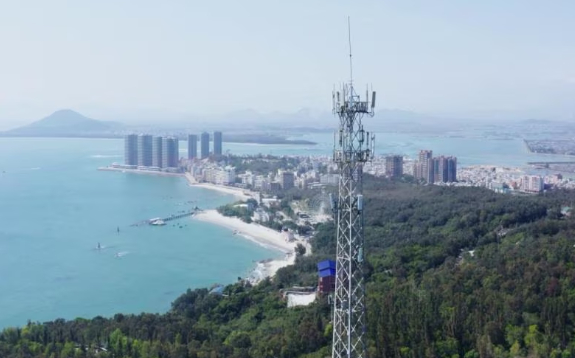 Мачта с антенной Huawei для 5G связи на берегу моря