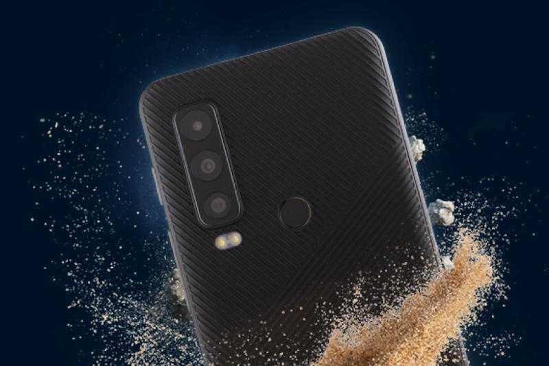 Задняя панель смартфона Motorola Defy 2 с тройной камерой и датчиком отпечатков пальцев