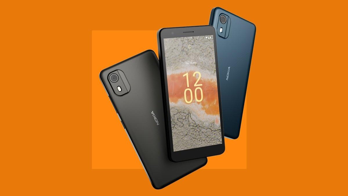 Смартфоны Nokia C02: два ракурса сзади, тройные камеры и панели на фоне обзора Android 12 Go
