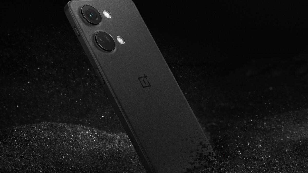 Черный смартфон OnePlus Ace 2 Dimensity с камерой и логотипом сзади