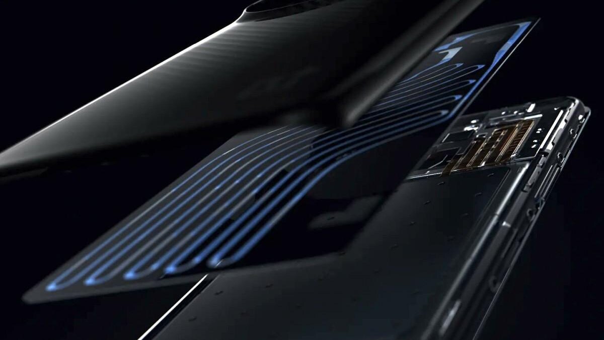 Внутренние компоненты смартфона, один из них с радиаторами