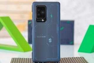 Умные часы OPPO Watch X3 на руке с металлическим браслетом и круглым циферблатом