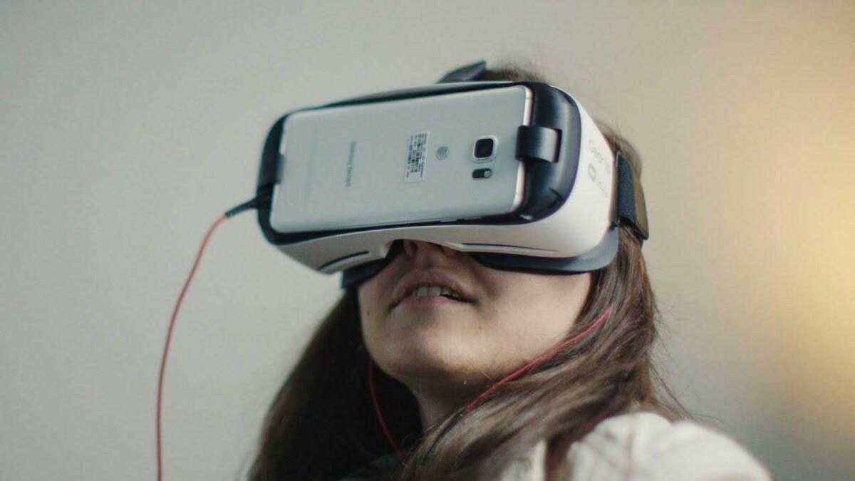 Пользователь в Samsung Gear VR — гарнитуре виртуальной реальности от Samsung для смартфонов